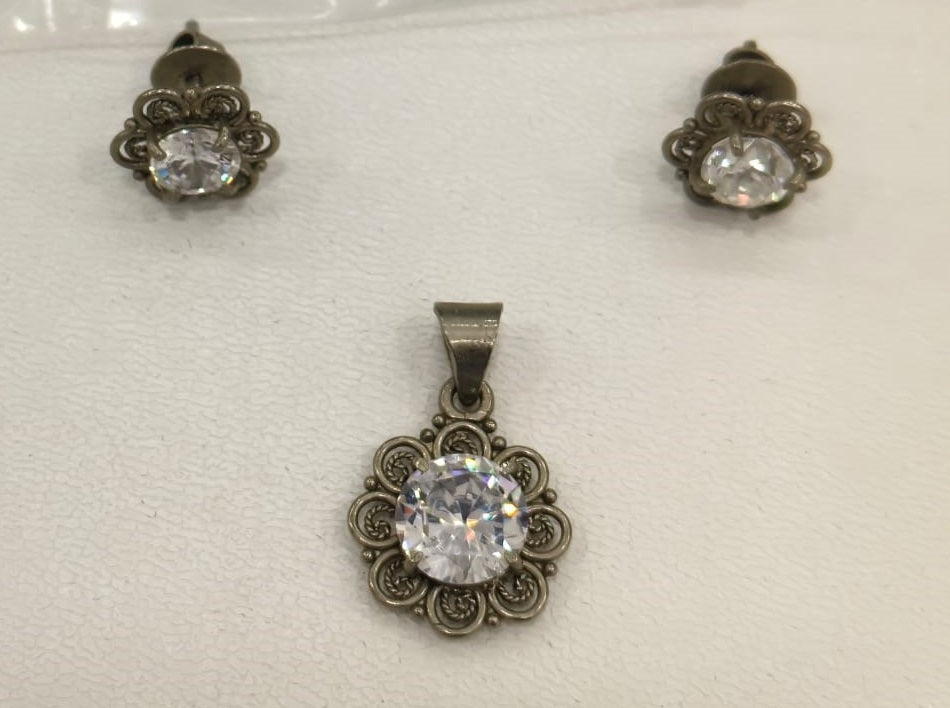 9.80/GM ZIRCON 3PCS PENDANT SET (525)