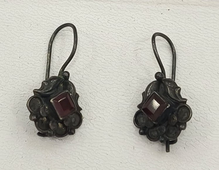4.20/GM GARNET RAJWARA EAR RING   (525)