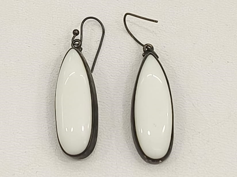 14.40/GM WHITE OPEL SILVER RAWARA EAR RINGS  (525)